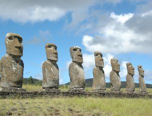 Каменные статуи Моаи