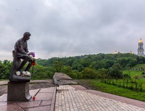 Фото Памятник Леониду Быкову в Киеве