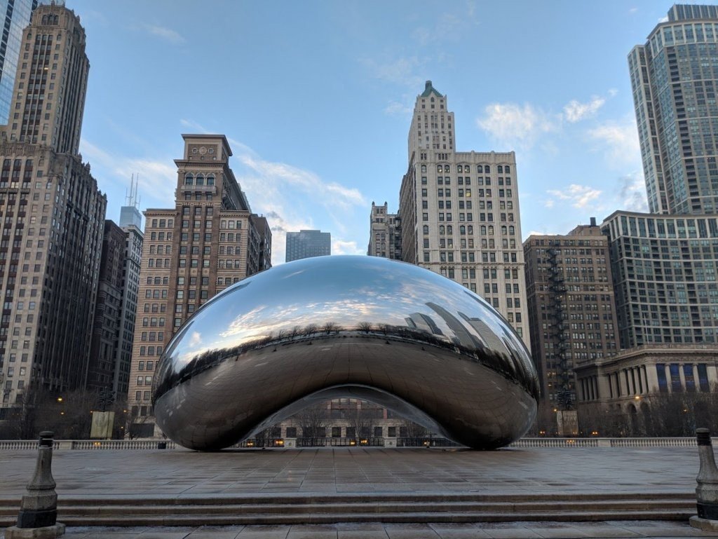 Зеркально-гладкую скульптуру в Чикаго жители города прозвали "Фасолина...