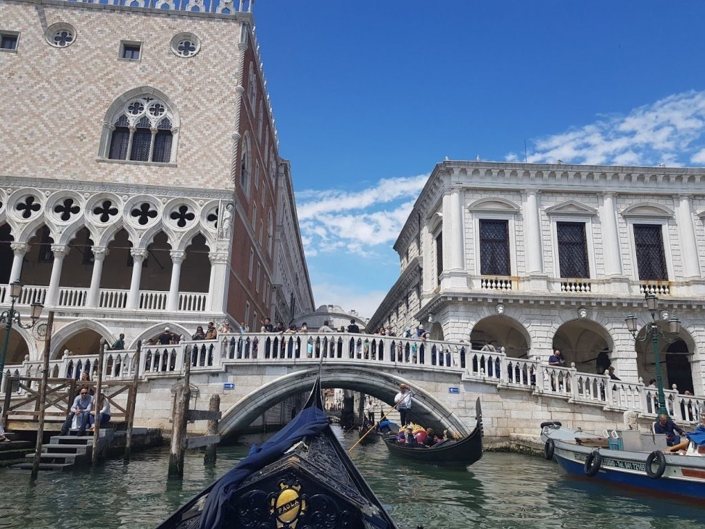 Скульптура наводить мосты в венеции