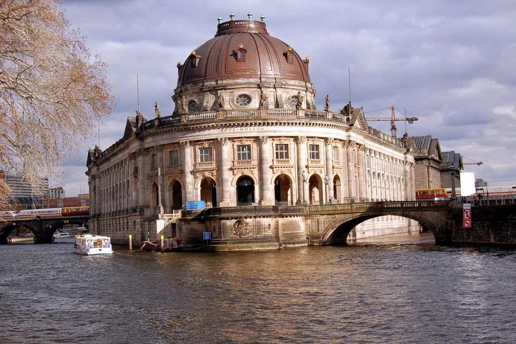 Berlin die. Мост Монбижу в Берлине. Музей Боде 19 век Англия. Die Museumsinsel фото. Музей Боде в Берлине голова мальчика.