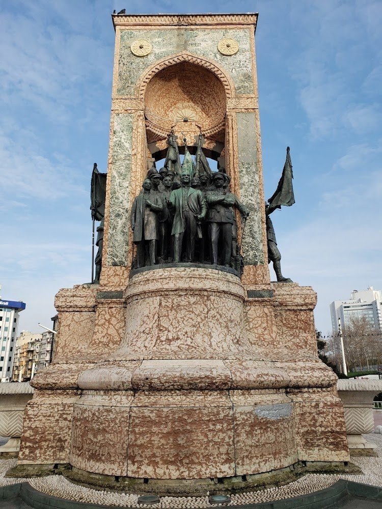 Памятник республика. Памятник «Республика» на площади Таксим в Стамбуле. Монумент Республика в Турции. Памятник Таксим Стамбул Ворошилов. Монумент Ататюрка в Стамбуле.