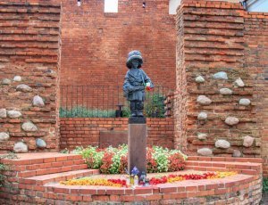 Памятник юному повстанцу