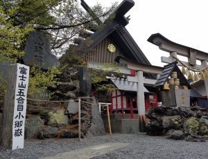 Храм Fujisankomitake Shrine