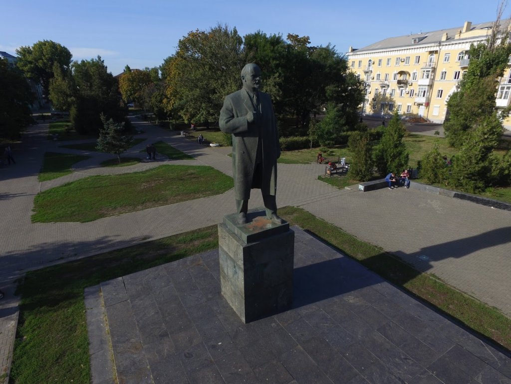 Ленин таганрог. Памятник Ленину в Таганроге. Памятник Ленину (Таганрог, Октябрьская площадь). Памятник Ленину (Таганрог, площадь Восстания). Площадь Ленина Таганрог.