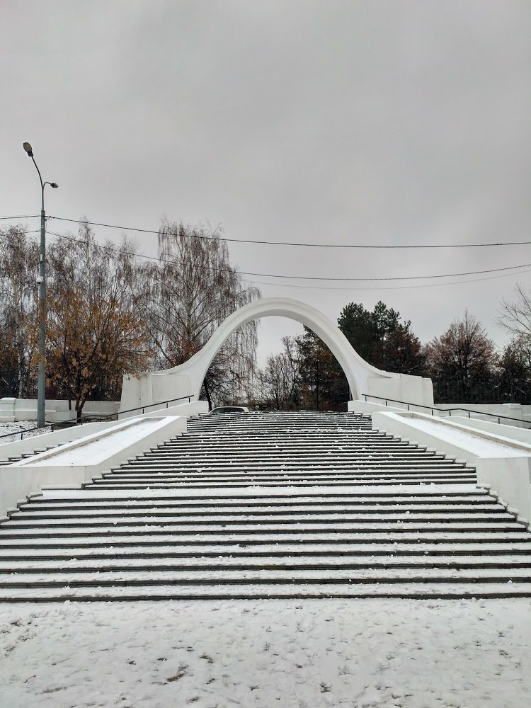 Чёрное озеро Казань арка. Арка любви в Казани. Парк черное озеро арка влюбленных. Парк влюблённых Казань.