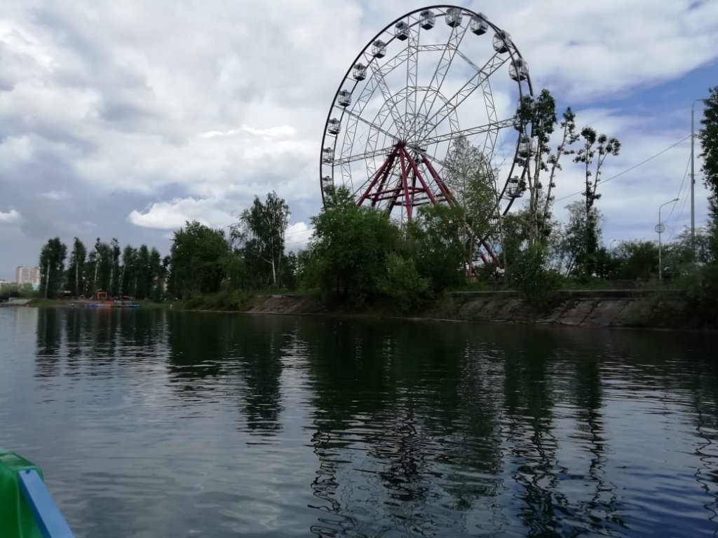 Парк остров Юность Иркутск. Остров Юность Иркутск колесо обозрения. Карта острова Юность Иркутск. Остров Юность Иркутск фото.