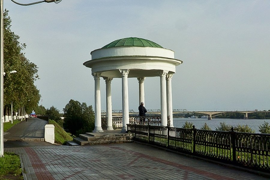 Ханой ярославль волжская. Ярославль беседка на Волжской набережной. Волжская набережная Ярославль. Беседка на Волжской набережной Волжская набережная. Губернаторская беседка Ярославль.