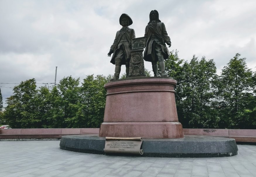 Татищев какой памятник культуры. Памятник Татищеву и де Геннину в Екатеринбурге. Татищев и де Генин памятник в Екатеринбурге. Памятник в. н. Татищеву. Татищев памятник Челябинск.