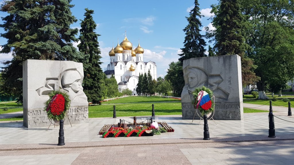 Демидовский памятник в ярославле. Демидовский сквер Ярославль. Демидовский столп Ярославль. Демидовский сад Ярославль. Демидовский сквер и Демидовский столп Ярославль.