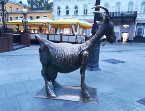 Скульптура весёлой козы