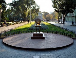 Памятник Ильфу и Петрову «12-й стул»