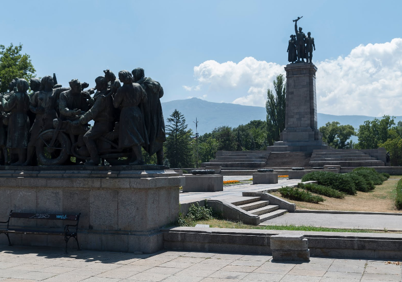 Памятник Советской армии в Софии. Памятник Советской армии в Болгарии. Монумент Советской армии (1954) в Софии. Болгария София памятник советским воинам.