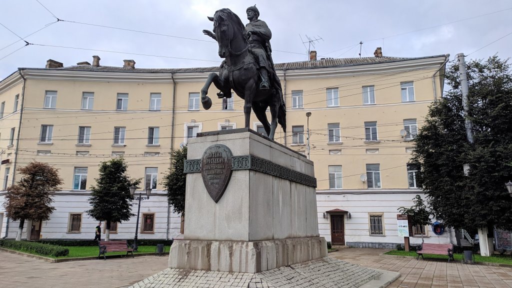 Памятник Михаилу Тверскому 2001. Памятник Михаилу Тверскому в Твери. Памятник Михаилу Тверскому Пермь. Памятник князю Александру Львову.