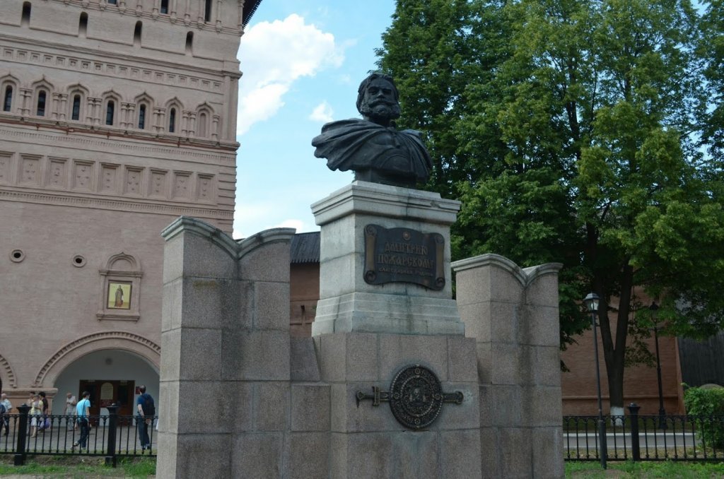 Памятник дмитрию пожарскому. Памятник Дмитрию Пожарскому в Суздале. Памятник Пожарскому в Суздале. Бюст Дмитрия Пожарского в Суздале. Памятник Дмитрию Пожарскому в Суздале, скульптор Азгур з. и..