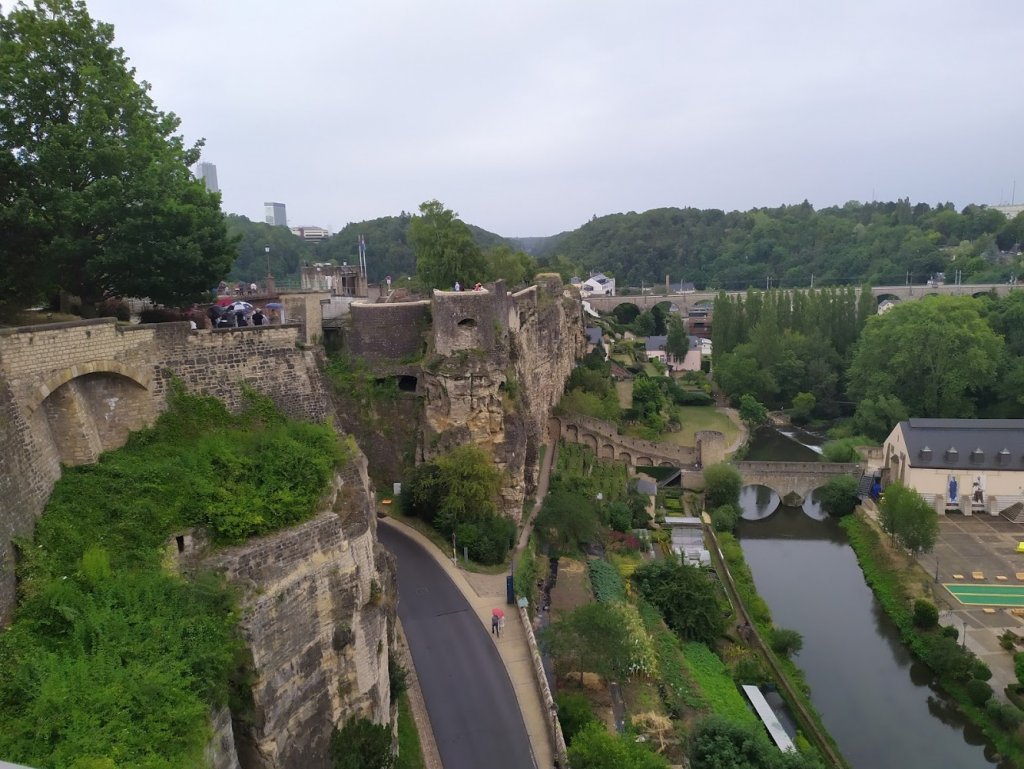 Старинные казематы в люксембурге фото