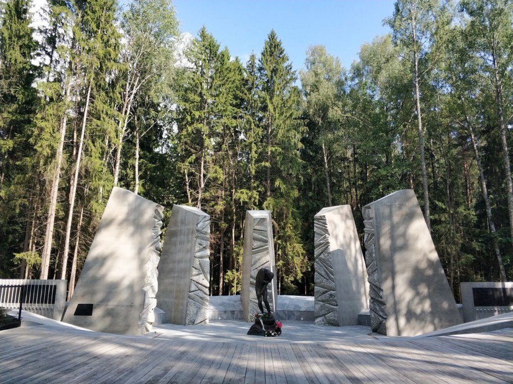 Смоленск мемориальный комплекс катынь. Катынь мемориальный комплекс. Катынь деревня мемориальный комплекс. Катынь деревня мемориальный комплекс адрес. Катынь в настоящее время.