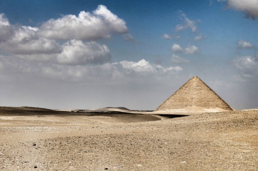 Пирамида снофру имеет 220 104 55. Розовая пирамида Снофру. Ломаная пирамида в Дахшуре. Розовая пирамида внутри. Гробница Снофру.