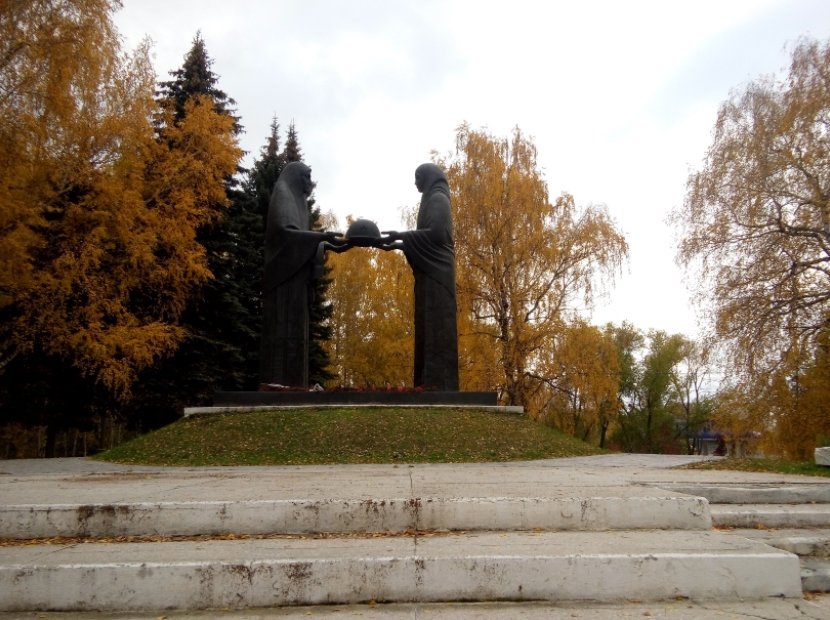 Памятник скорбящим матерям челябинск. Памятник Скорбящая мать Новоульяновск.