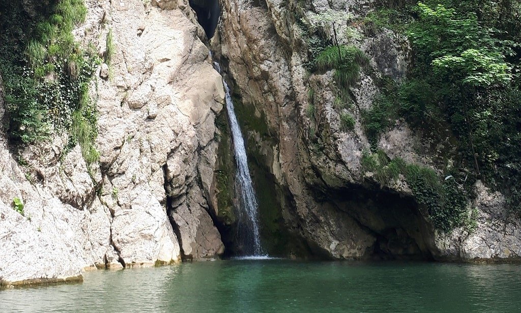 Агурский Водопад полноводный