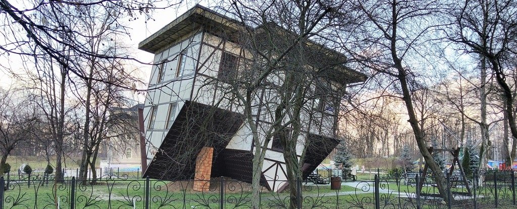 Перевёрнутый дом в Калининграде
