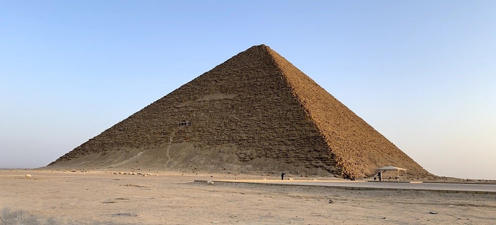 Вид издалека на Розовую пирамиду