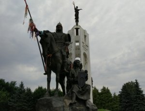 Фото Памятник Александру Пересвету и Бояну на Покровской горе